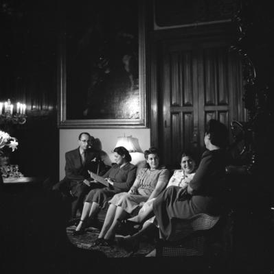 Gabriella Besanzoni Lage e seus convidados durante sarau