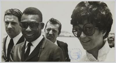 Pelé (usando óculos escuro) e Rose (à direita)