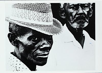 Cartão Postal com reprodução de fotografia  “Homens” (Rio Grande do Norte, 1974) de Madalena Schwartz pertencente ao Acervo do Instituto Moreira Salles