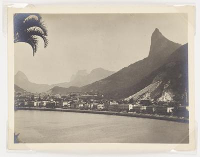 Vista da Praia de Botafogo, ao fundo o Morro do Corcovado e a Pedra da Gávea