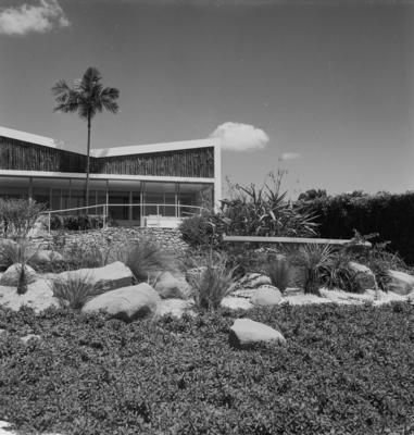 Residência do prefeito Juscelino Kubitschek , projeto de Oscar Niemeyer e paisagismo de Burle Marx