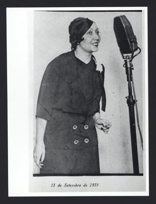 Jesy Barbosa ao microfone (reprodução de periódico)