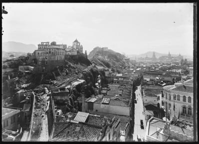 Demolição do morro do Castelo; destaque para a demolição da Cadeia Velha, atual Palácio Tiradentes