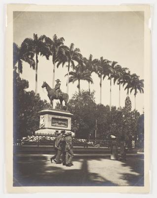 Monumento em homenagem a Duque de Caxias