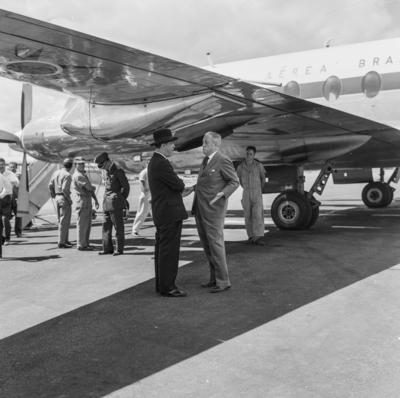 Israel Pinheiro e Juscelino Kubitschek conversando diante do avião presidencial