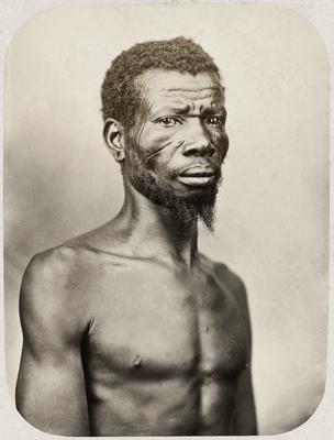 Escravizado com escarificações no rosto