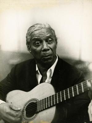 Nelson Cavaquinho com o violão