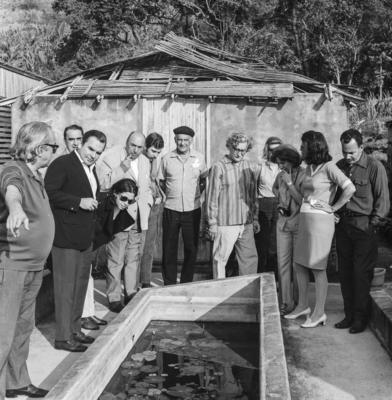 Visita de Pablo Neruda ao Sitio Burle Marx, acompanhado de Vinícius de Moraes, Renato Archer, Paulino Salgado, Nelita Leclery, Burle Marx, dentre outros