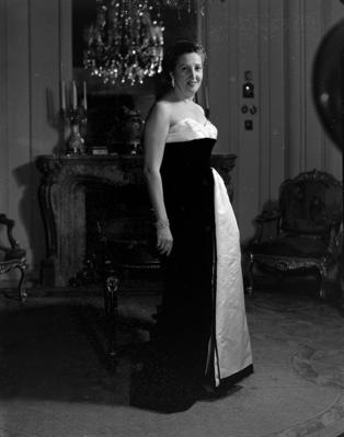 Ernestina Alves de Almeida com vestido de baile