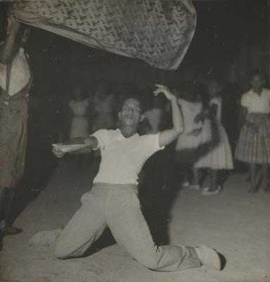 O mestre-sala Arilton com sua mulher no ensaio na Mangueira