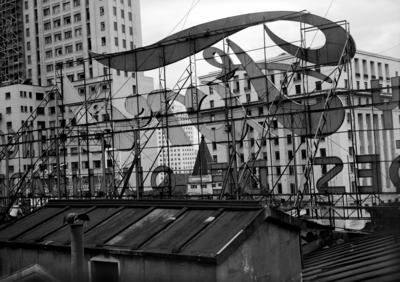 Letreiro e vista para o edifício Matarazzo e para o Othon Palace Hotel em construção