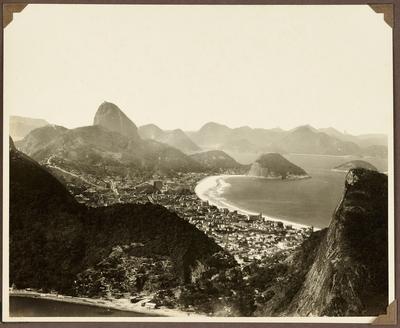 Vista aérea de Copacabana; ao fundo, o Morro do Pão de Açúcar