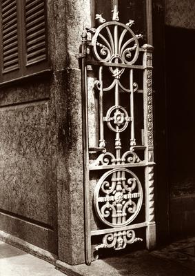 Portão de ferro da entrada da Pensão Hospedagem Londrina