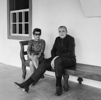 Magu da Costa Ribeiro e Jorge Machado Moreira, no Sítio Burle Marx, na ocasião da visita de Pablo Neruda