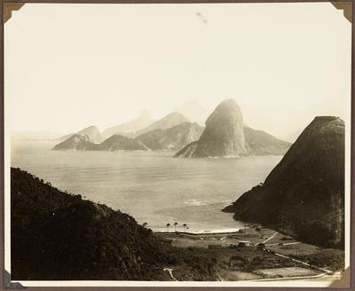 Vista do morro do Pão de Açúcar a partir de Charitas