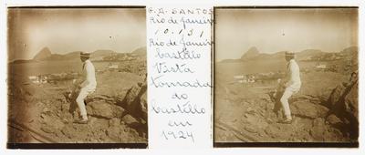 Vista tomada do Morro do Castelo; ao fundo, o Morro do Pão de Açúcar