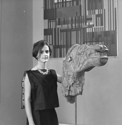 Modelo posando com jóias criadas pelos irmãos Haroldo e Roberto Burle Marx