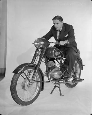 Campanha publicitária da fábrica de bicicletas Monark - motocicleta