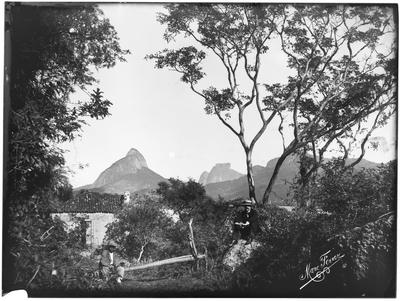 Vista do morro Dois Irmãos e da Pedra Gávea, tomada das cercanias da Fonte da Saudade