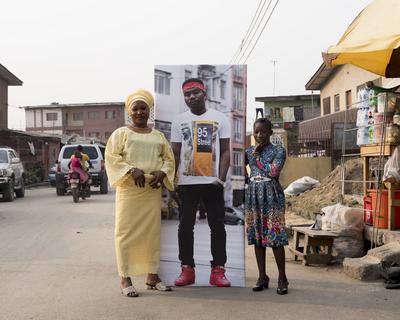 Uchen com sua família em Lagos