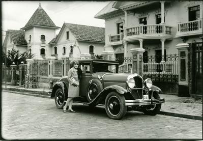 Maria Luisa Romainville e seu carro