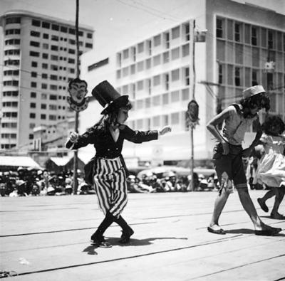 Crianças passistas de frevo em frente à Igreja da Matriz do Santíssimo Sacramento de Santo Antônio