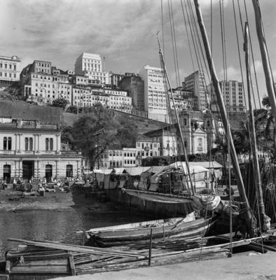 Embarcações na rampa e arredores do Mercado Modelo