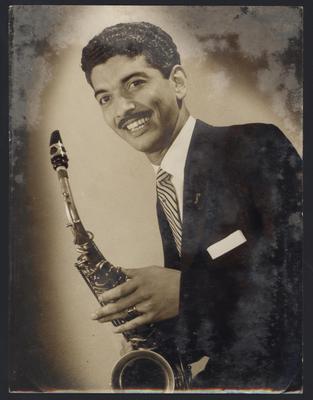 Portinho com o saxofone