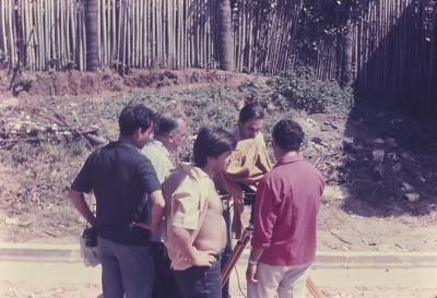 Rudá de Andrade (de vermelho), Roberto Santos (de azul) e Jorge Bodanzky (segundo pessoa, da direita para esquerda) durante filmagens