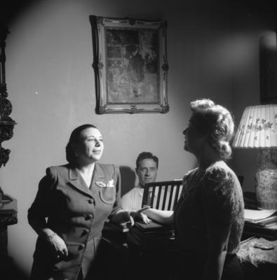 Gabriella Besanzoni Lage e seus convidados durante sarau