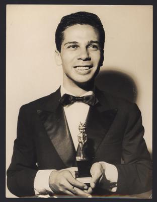 Pery Ribeiro com troféu