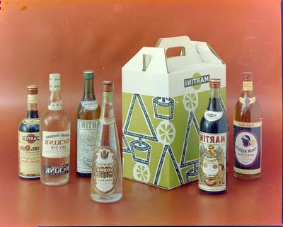 Campanha publicitária da agência J. Walter Thompson para Martini - embalagens