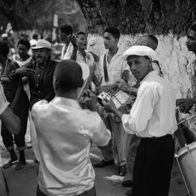 Integrantes da bateria no ensaio na Mangueira