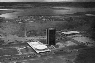 Vista aérea do Congresso Nacional, Palácio do Planalto e lago Paranoá