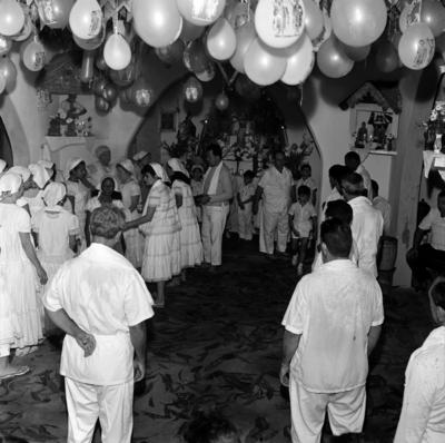 Festa de Cosme e Damião em Centro de Umbanda, ao fundo, Erivelto Martins