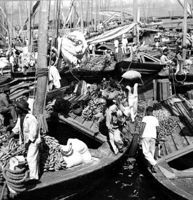 Embarcações na rampa e arredores do Mercado Modelo