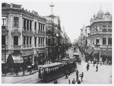 Rua da Assembleia e Largo da Carioca; a esquerda, a Rua Uruguaiana