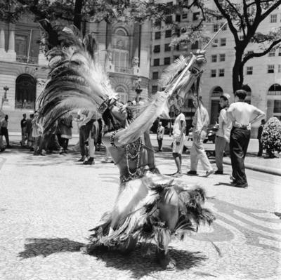 Carnaval de rua - bloco com pessoas utilizando fantasias de inspiração indígena