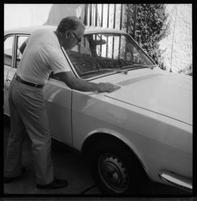 Chico Albuquerque com Corcel na campanha publicitária da Fenaseg sobre seguro de automóveis