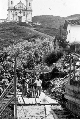 Obras e Igreja São Francisco de Paula (ao fundo)