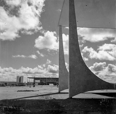 Supremo Tribunal Federal, ao fundo o Museu Histórico de Brasília e o Palácio do Planalto
