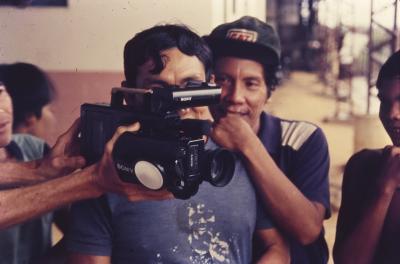 Expedição Pico da Neblina. Yanomami vê filmagens na câmera Video-8