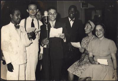 Gilberto Alves e Henricão ao microfone