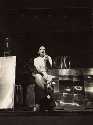 Elizeth Cardoso ao microfone