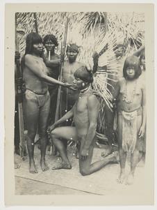 Indígenas do povo Karajá