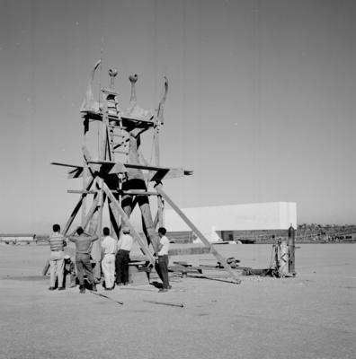 "Os Candangos" ou "Os Guerreiros", escultura de Bruno Giorgi. Ao fundo o Museu Histórico de Brasília
