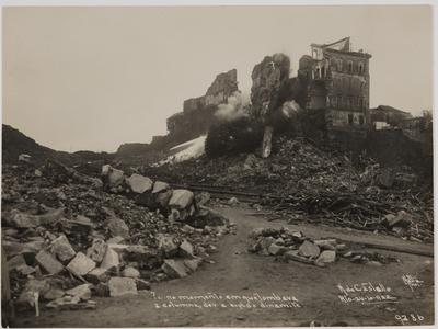 Jato d’água e explosão de dinamite em ruínas do morro do Castelo