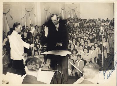 Gilberto Alves ao microfone