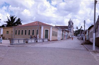 Casario e Igreja Matriz Sagrado Coração de Jesus (ao fundo)