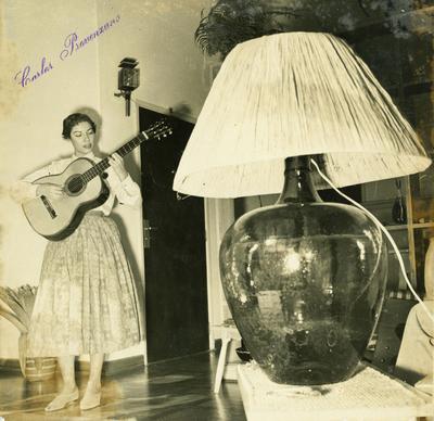 Inezita Barroso com o violão